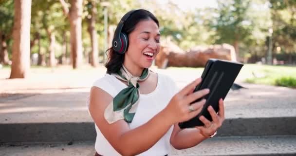 Wanita Tablet Atau Headphone Dalam Panggilan Video Bisnis Atau Konsultasi — Stok Video