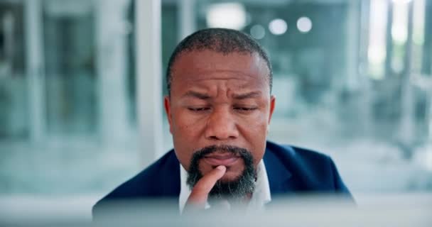 Чернокожий Человек Думающий Читающий Онлайн Исследований Офисе Планирующий Идеей Проекта — стоковое видео