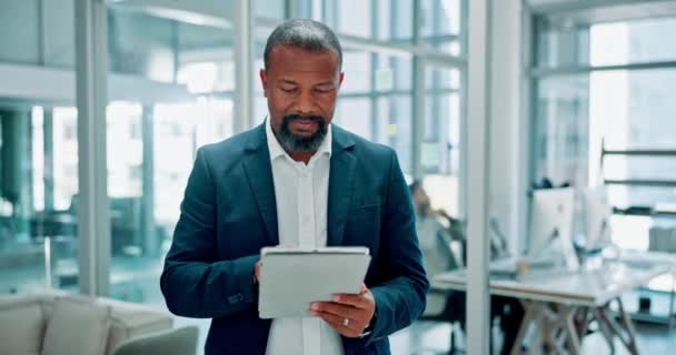 Hombre Negro Tableta Lectura Para Investigación Línea Oficina Planificación Con — Vídeo de stock