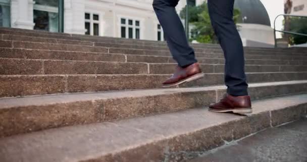 レッグ ウォーキング ビジネスマンは 朝の屋外での旅行のために市内のステップで コンサルタントのための都市町の階段で靴 プロフェッショナル — ストック動画