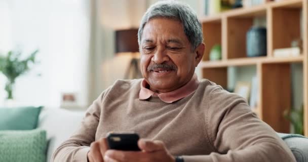 Telefon Kommunikation Och Senior Man Soffan Med Leende Online Chat — Stockvideo