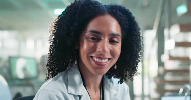 Videnskabsmand Kvinde Ansigt Eller Smil Laboratoriet Med Tillid Til Kognitiv – Stock-video