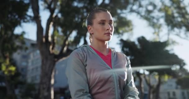 Kadın Londra Spor Yapmak Spor Yapmak Için Kollarını Esnetiyor Sıcaklık — Stok video