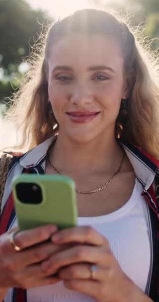 Gesicht Lächeln Und Frau Auf Dem Smartphone Freien Für Internet — Stockvideo