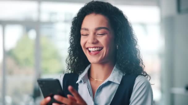 Женщина Чтение Телефон Социальными Сетями Офисе Смешного Поста Интернете Общения — стоковое видео