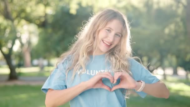 Sonrisa Corazón Rostro Mujer Con Amor Por Voluntariado Reciclaje Limpieza — Vídeos de Stock