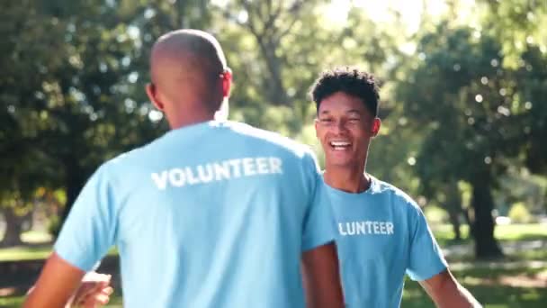 Voluntarios Hombres Abrazos Parque Para Saludar Ong Caridad Para Servicio — Vídeos de Stock