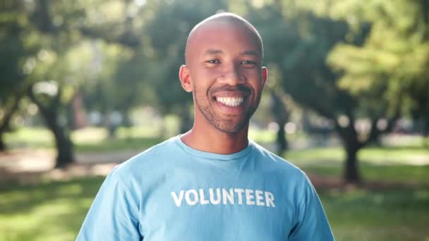 Χαμόγελο Φιλανθρωπία Και Πορτρέτο Του Άνδρα Εθελοντή Κοινωνική Εργασία Και — Αρχείο Βίντεο