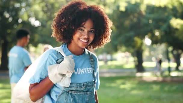 Vuilniszak Gezicht Zwarte Vrouw Voor Vrijwilligerswerk Recycling Schoonmaken Van Park — Stockvideo