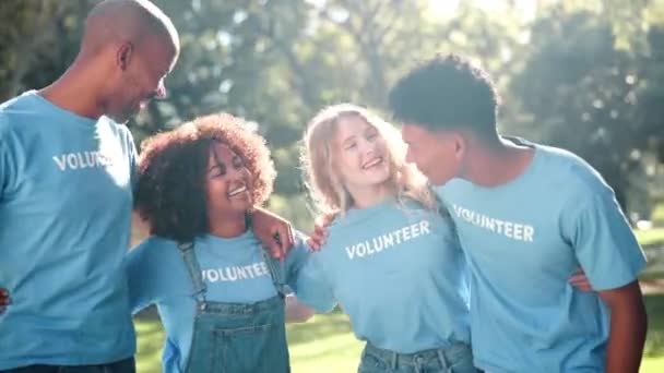 Ngo Knuffel Glimlach Met Groeps Natuur Milieuzorg Voor Schoonmaak Vrijwilligers — Stockvideo