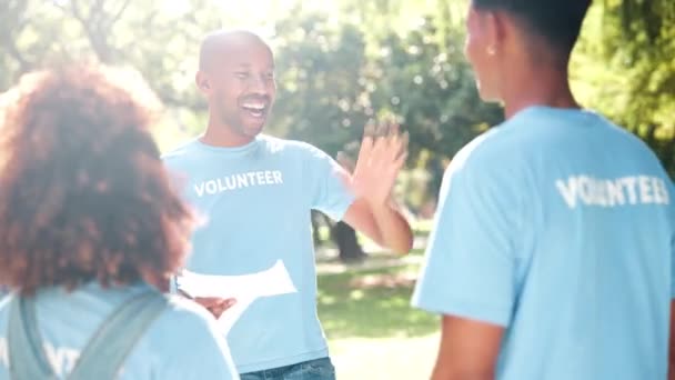 Hombre Documentos Voluntarios Con Equipo Cinco Para Éxito Felicitaciones Gracias — Vídeos de Stock