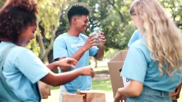 Teamwork Donation Och Volontärarbete Människor Park Med Vatten Insamling Eller — Stockvideo