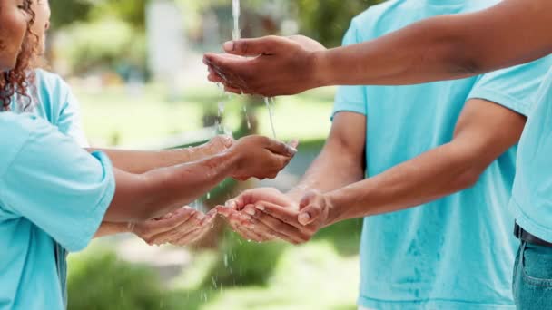 Splash Vänner Och Vattenfall Händerna Utomhus För Återfuktning Eller Renlighet — Stockvideo