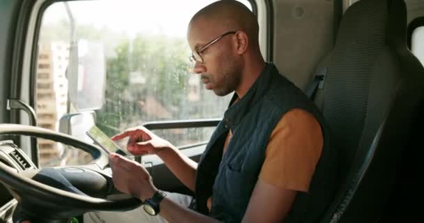 黑人男子 卡车和检查平板为物流时间表 信使应用程序和发货管理与调度系统 用于跟踪或在线分销路径的数字技术上的人员和缩放 — 图库视频影像