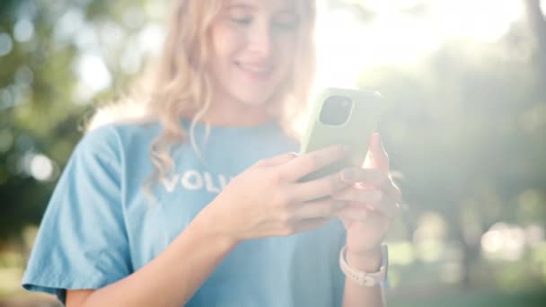 Caridad Voluntario Mujer Con Teléfono Para Donación Comunicación Correo Electrónico — Vídeo de stock