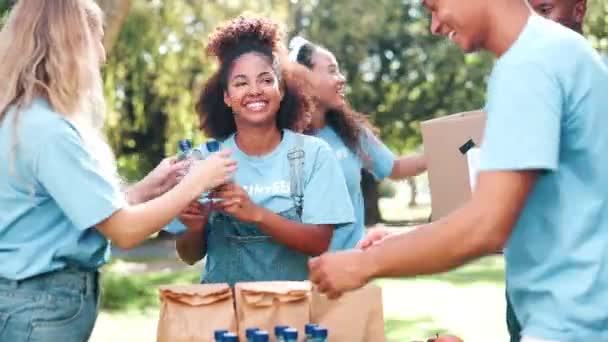 Voluntariado Donación Personas Con Trabajo Equipo Parque Con Agua Recolección — Vídeos de Stock