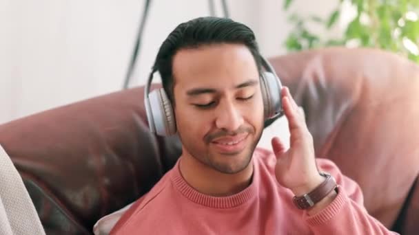 Odpočinek Sluchátka Muž Pohovce Doma Poslouchat Hudbu Rádio Nebo Podcast — Stock video