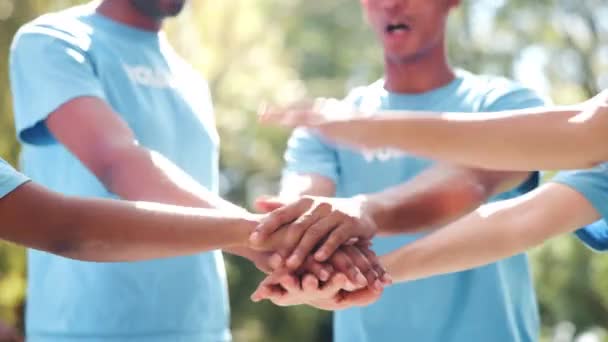 Dłonie Razem Ludzie Wolontariusze Świeżym Powietrzu Organizacje Pozarządowe Charytatywne Wsparcie — Wideo stockowe
