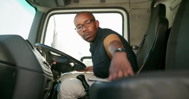 Zwarte Man Bestelwagen Check Tablet Voor Logistiek Schema Koerier App — Stockvideo