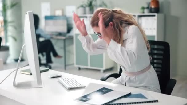 棒球棍 粉碎和商业妇女与桌面在办公室的沮丧 压力和错误 失败和专业人员在工作场所用运动器材打击技术计算机 — 图库视频影像