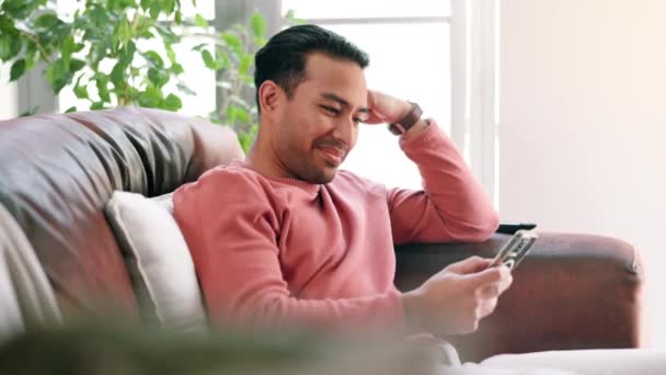 Telepon Tertawa Dan Pria Sofa Jaringan Rumahnya Media Sosial Aplikasi — Stok Video