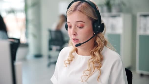 客户服务 耳机和办公室女顾问为网上电子商务咨询提供咨询 技术支持和女性呼叫中心代理为工作场所的Crm接触而发言 — 图库视频影像