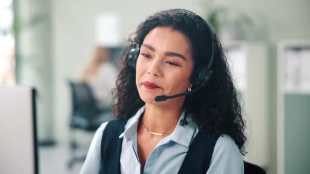 온라인 상거래 상담을 사무실에서 미소와 컨설턴트 직장에서 Crm용 헤드셋으로 말하는 — 비디오