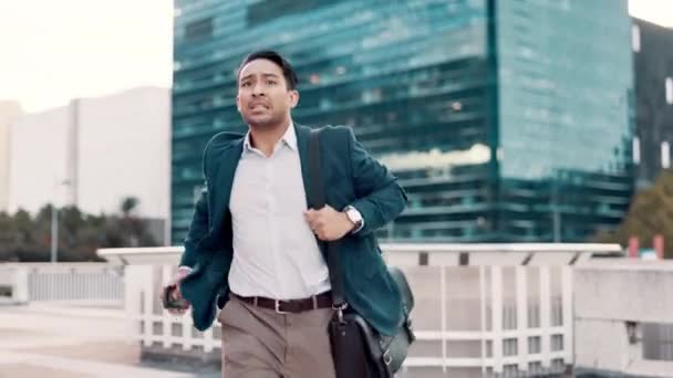 Telefon Gecikmiş Adamı Acele Etmek Için Şehirde Koşuyor Randevuya Yetişmek — Stok video