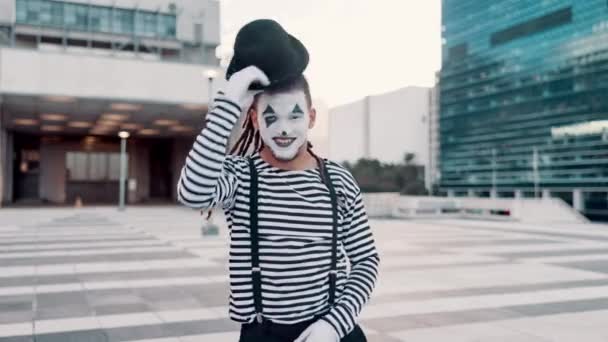 City Happy Mime Face Man Wave Hello Funny Joke Facial — Stock Video