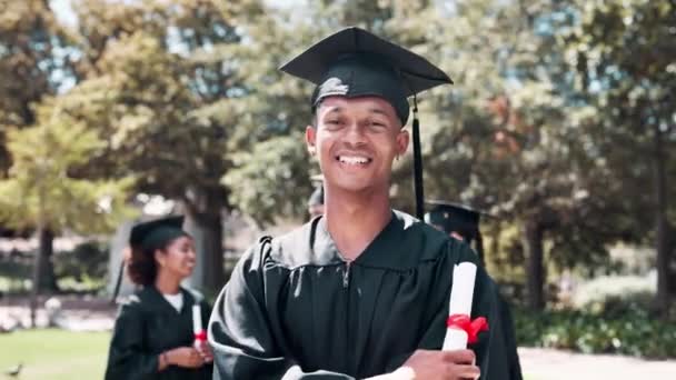 Счастливый Человек Студент Выпускник Дипломом Природы Образовании Квалификации Будущем Портрет — стоковое видео