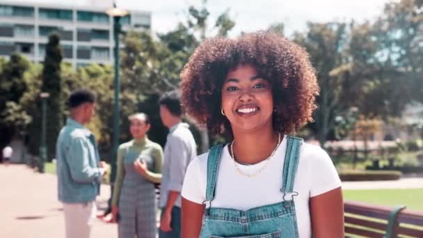 Kobieta Student Twarz Dla Dumy Uczelni Świeżym Powietrzu Uśmiech Edukacji — Wideo stockowe