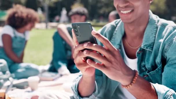 자연에서 미디어 커뮤니케이션 네트워킹을위한 대학에서 전화로 행복한 공원에서 온라인 채팅을 — 비디오