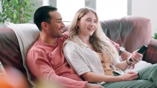 Smil Film Eller Med Par Sofa Hjemmet Stue Sammen Abonnementsunderholdning – stockvideo