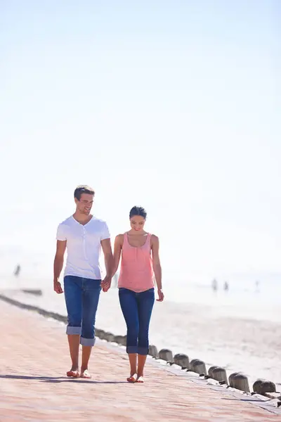 Uomo Donna Tenersi Mano Camminando Sulla Spiaggia Appuntamento Romantico Impegno — Foto Stock