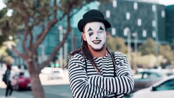 Stadt Pantomime Und Gesicht Eines Mannes Mit Verschränkten Armen Für — Stockvideo