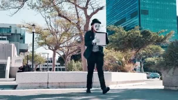 Hombre Camina Cae Como Mimo Callejero Performer Con Papel Para — Vídeo de stock