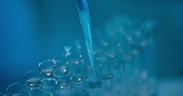 バイアル 実験室 科学実験 バイオテクノロジーを用いたソリューションを提供しています 医薬品イノベーションのための化学薬品のクローズアップでテストチューブ 注射器 — ストック動画
