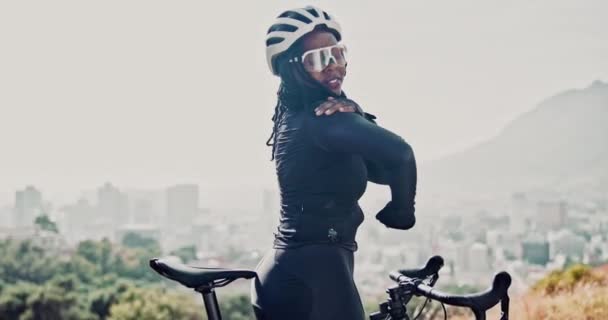 有健康 表演或意外擦伤的妇女 手臂疼痛或骑单车者 肩部肌肉紧张或与运动竞争有压力的个人 自行车运动员或运动员 — 图库视频影像