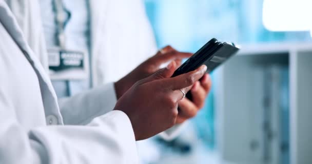 Handen Collega Typen Tablet Voor Patiëntenresultaten Onderzoek Als Zorgverlener Close — Stockvideo