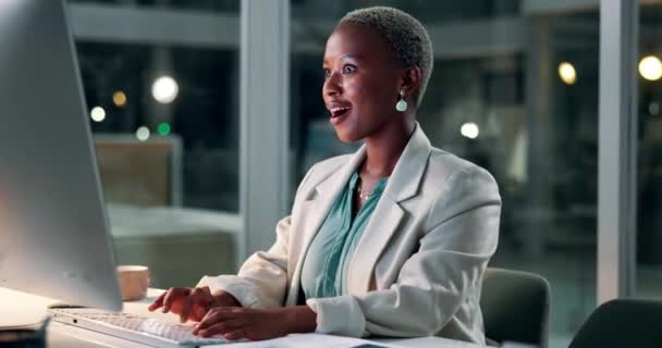 レビューやフィードバックのために夜にオフィスで勝者の拳のお祝いを持つビジネス コンピュータと黒人女性 成功し 興奮するアフリカのコンサルタントは 驚くべきニュース 投資と成長 — ストック動画