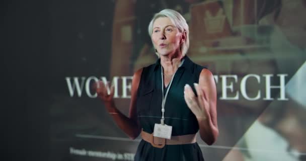 Ceo Kadını Konferanstaki Teknoloji Seminer Motivasyon Konferansında Konuşma Antrenman Etkinliğinde — Stok video