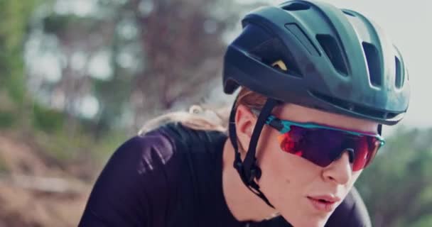 Mujer Casco Ciclismo Para Fitness Aire Libre Jinete Gafas Sol — Vídeos de Stock