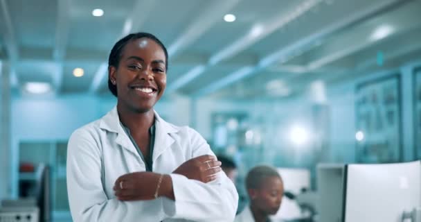 Ciência Confiança Rosto Mulher Negra Laboratório Para Pesquisa Farmacêutica Biotecnológica — Vídeo de Stock