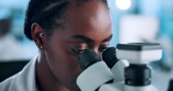 Zwarte Vrouw Lab Microscoop Voor Medisch Onderzoek Naar Moleculaire Biologie — Stockvideo