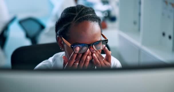 研究人员 精疲力尽的黑人女科学家和戴眼镜的黑人女科学家在网上阅读评论时视力模糊或精神紧张 患有眼力 眩晕或脑雾灾难的科学 研究和女性实验室工作者 — 图库视频影像