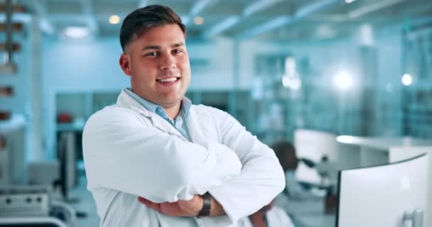 Наука Впевненість Обличчя Щасливої Людини Лабораторії Фармацевтичних Біотехнологічних Або Медичних — стокове відео