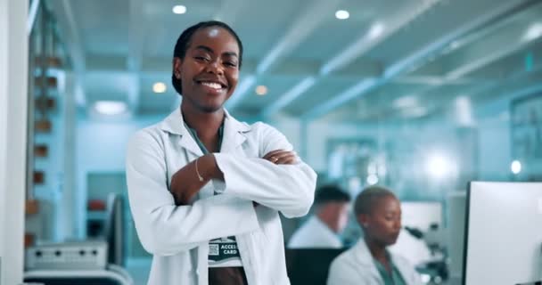 Sonrisa Confianza Rostro Mujer Negra Laboratorio Para Investigación Farmacéutica Biotecnológica — Vídeos de Stock