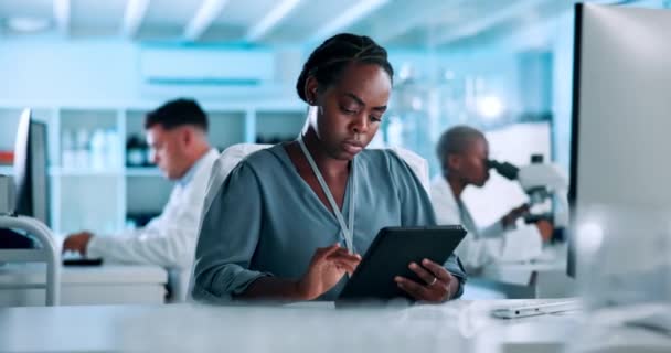 研究室での医薬品研究のためのタブレット オンライン結果を持つ科学 研究および黒人女性 医療報告書 レビュー ラボのアイデアのためのデジタルアプリを使用してスクロール — ストック動画