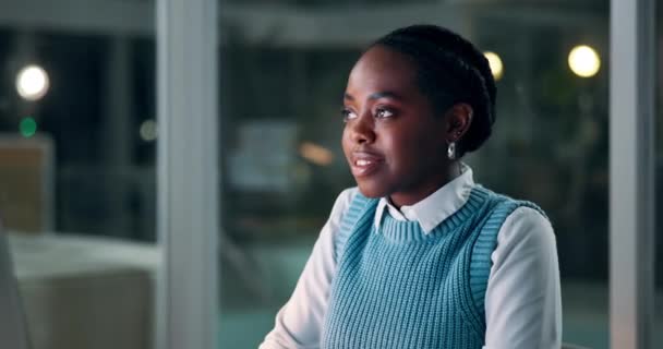 Mujer Negra Cara Feliz Trabajando Noche Oficina Investigación Segura Línea — Vídeo de stock