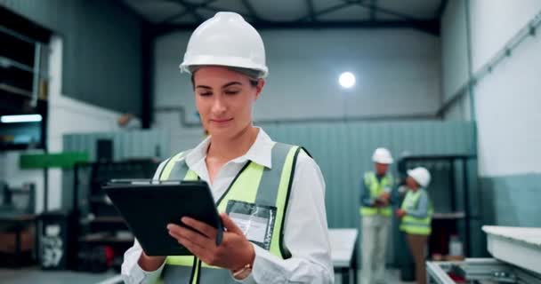 Retrato Ingeniero Mujer Con Tablet Para Inspección Gestión Proyectos Planificación — Vídeo de stock